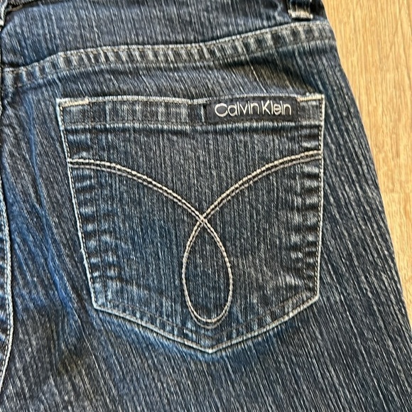 CALVIN KLEIN JEAN SHORTS SIZE(4) - Picture 9 of 9